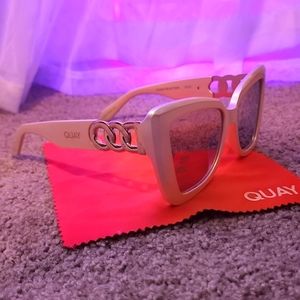 Quay- chain reaction white